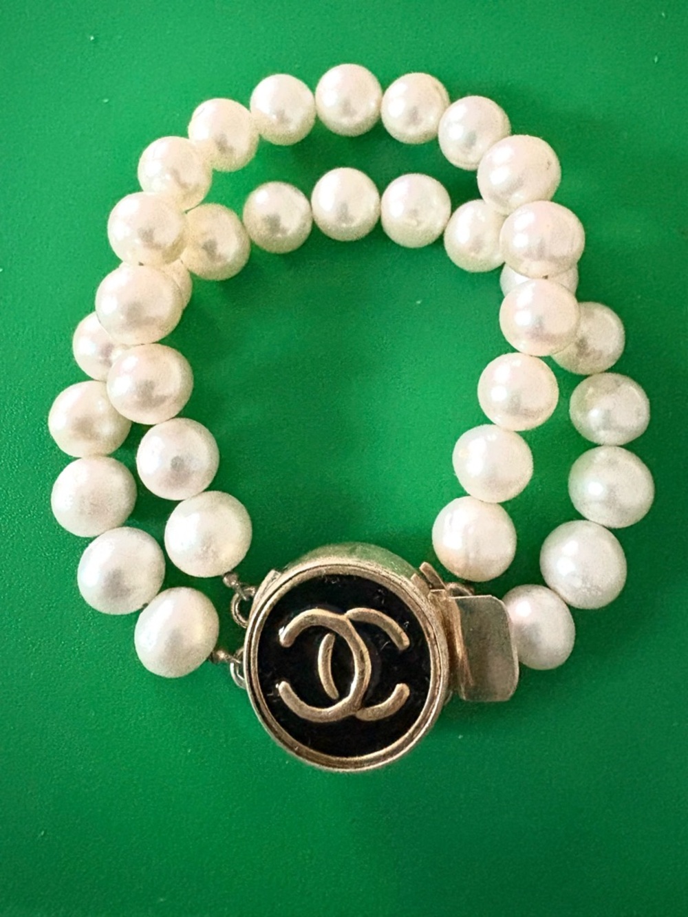 Val Colbert Vintage Chanel Button and Pearl with Sterling Clasp Bracelet - Picture 3 of 6